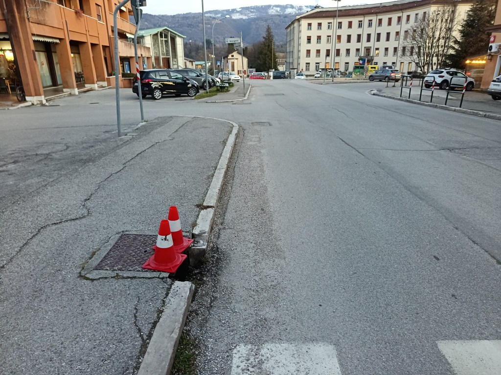 Baldenich, tombino pericolante “curato” con due birilli: il Comitato chiede&nbsp;sicurezza