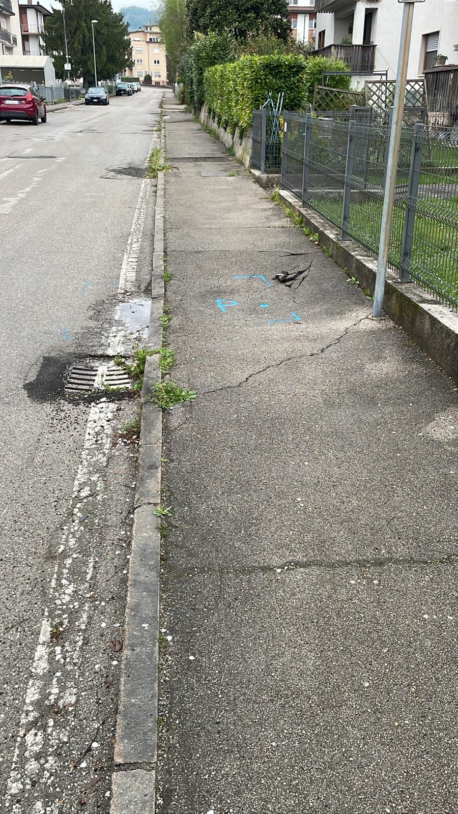 Il marciapiede cede in via Calbo: allarme a Nogarè per una perdita d’acqua