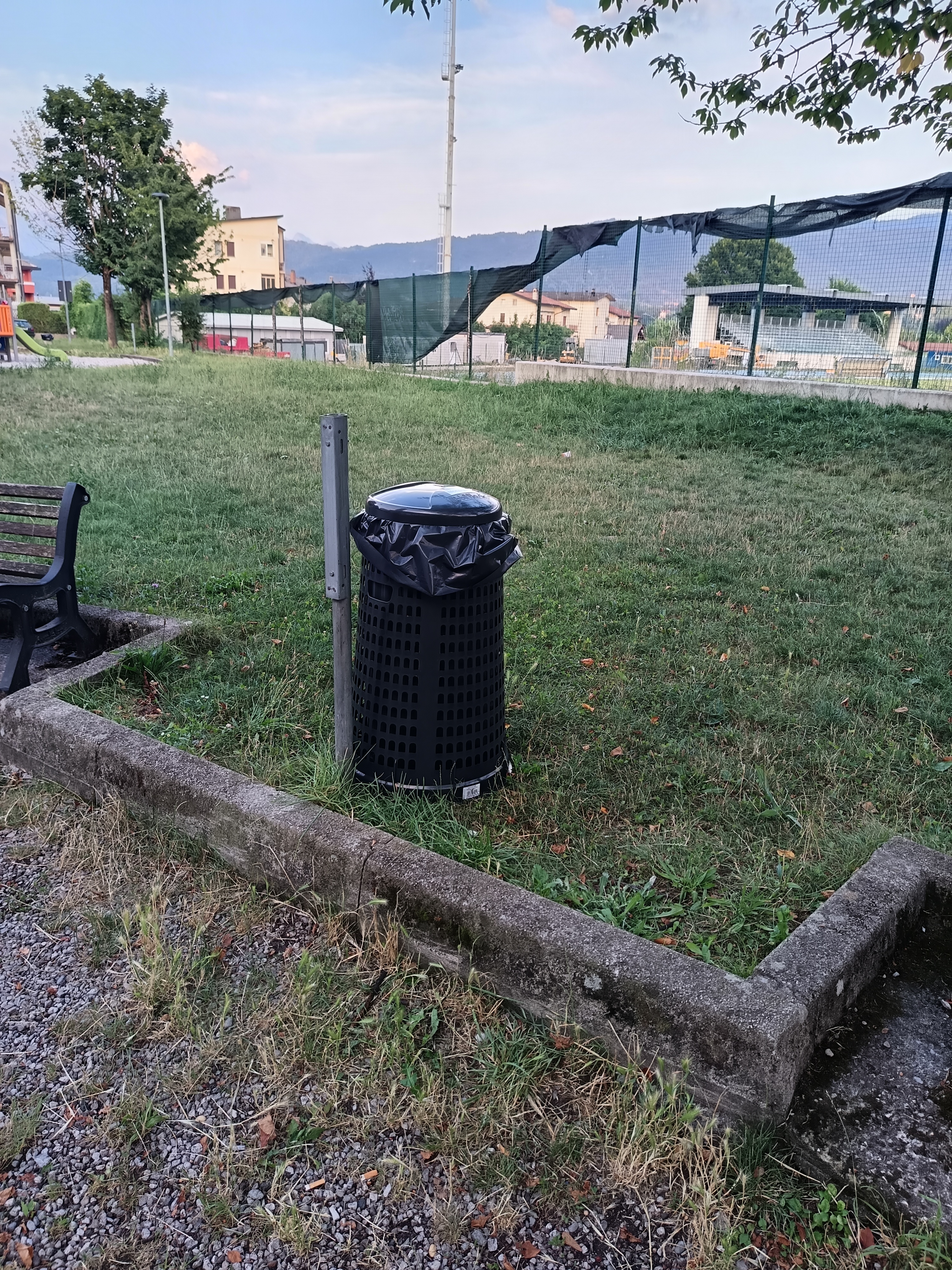 I vecchi cestini ai parchi sostituiti con dei bidoni in plastica.